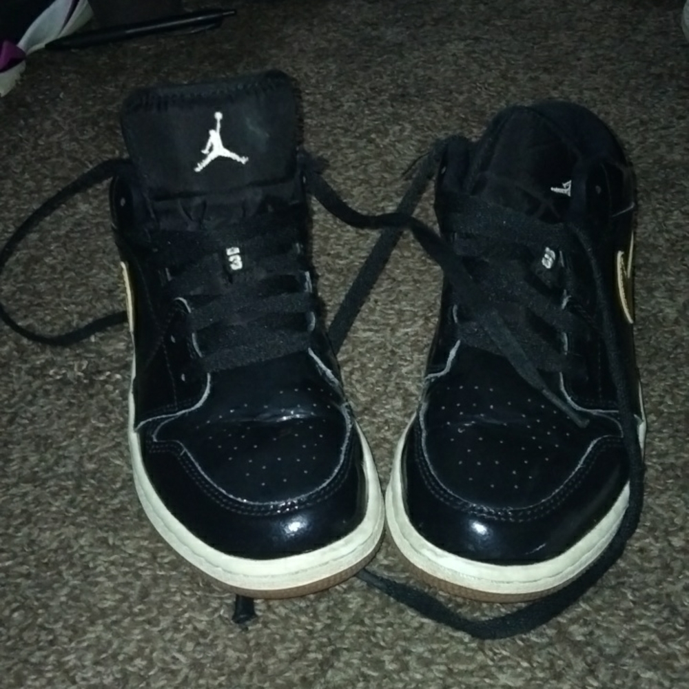 Air Jordan 1 Low GS (metallic gold)